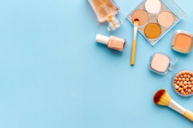 Dekoratif makyaj ürünleri çerçevesi. Güzellik arka planı