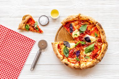 Domates peynirli ve fesleğenli pizza dilimleri.