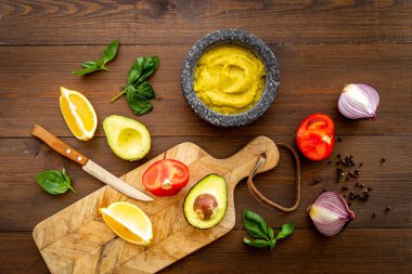 Meksika baharatlı guacamole avokado sosu havana batırılmış.