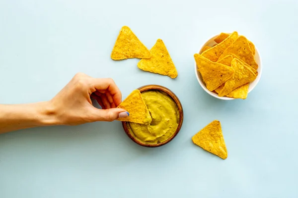 Avocado guacamole in bowl with corn nachos chips — Stockfoto