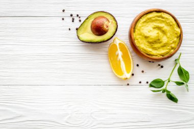 Avokado ve limonlu Guacamole sosu.