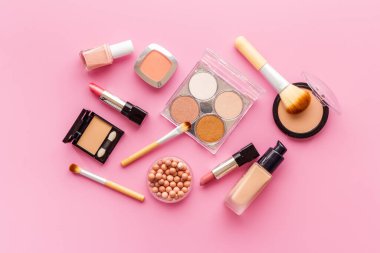 Dekoratif makyaj makyaj malzemesi, toz ve renk arkaplanda fırçalar.