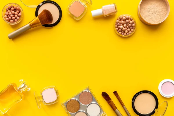 Pose plate de produits cosmétiques de maquillage décoratifs, vue de dessus — Photo