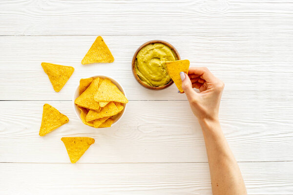 Авокадо гуакамоле в миске с чипсами из кукурузы начос