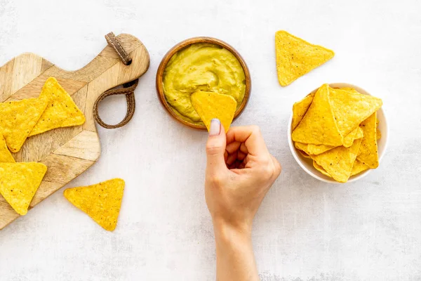 Guacamole de aguacate en tazón con nachos de maíz —  Fotos de Stock