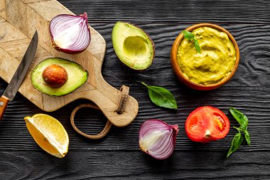 Avokado ve limonlu Guacamole sosu.