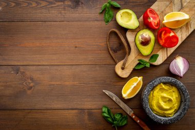 Meksika baharatlı guacamole avokado sosu havana batırılmış.