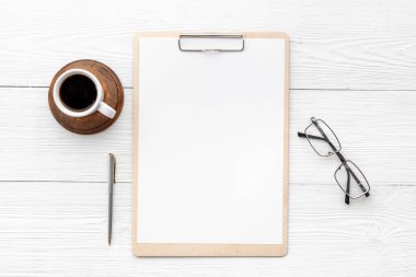 Beyaz ofis masası ve boş bir kağıt.