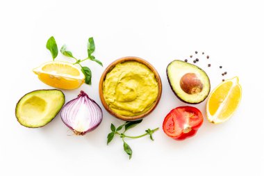 Ev yapımı avokado soslu domates ve limon.