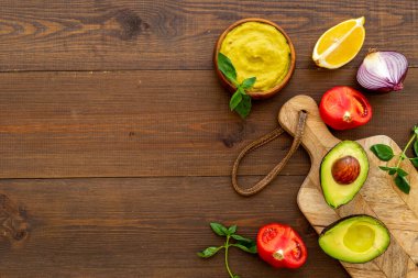 Baharatlı avokado soslu sebze ve domates.