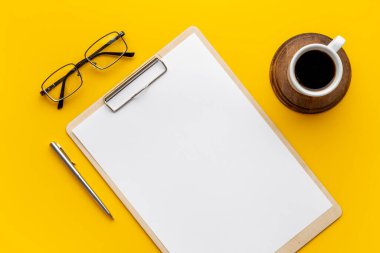 Ofis masasındaki panodaki boş kağıdın üst görünümü