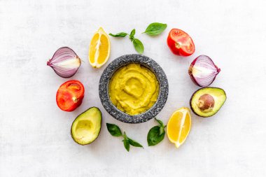 Ev yapımı avokado avokado sosu havana karışıyor.