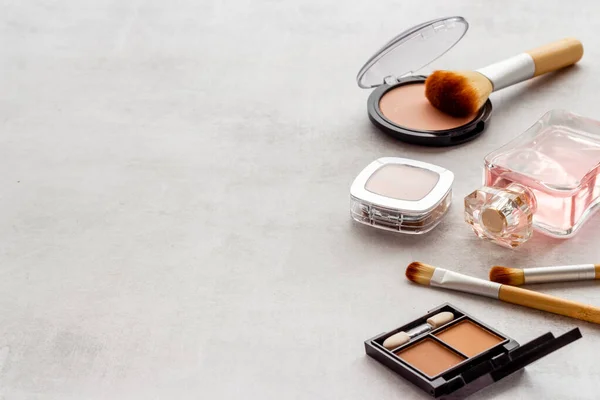 Conjunto de productos de belleza de maquillaje cosmético con polvo y cepillos —  Fotos de Stock
