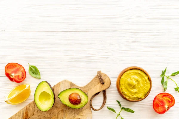 Baharatlı avokado soslu sebze ve domates.