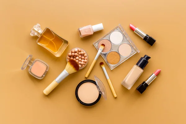 Pose plate de produits cosmétiques de maquillage décoratifs, vue de dessus — Photo