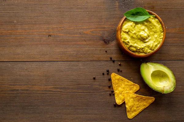 Guacamole avocado dip met Mexicaanse nachos chips — Stockfoto