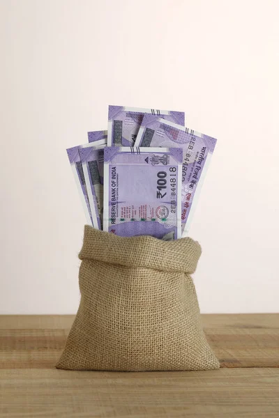 インドルピー100通貨ノートで正しいバッグ — ストック写真