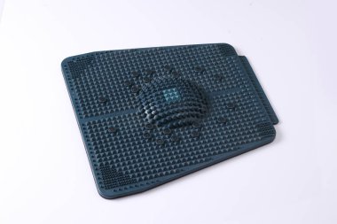 beyaz bir tabanda akubasınçlı mat