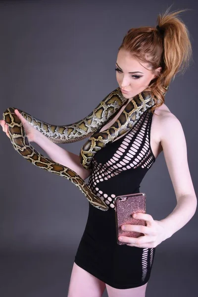 Beautiful Tall Redhead Model Black Dress Her Pet Python Dark — Stock Photo, Image