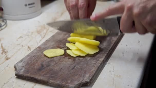 Chefs Γρήγορο Χέρι Κοπής Πατάτας Στο Σπίτι Κουζίνα Μάρκες Αποφάσεων — Αρχείο Βίντεο