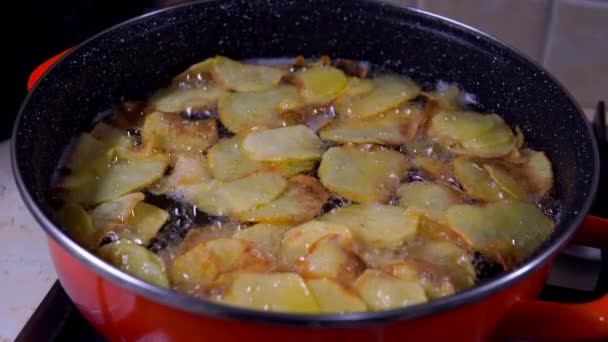 Frying Chips Oil Sliced Potato Clean Fresh Oil High Quality — Stok video