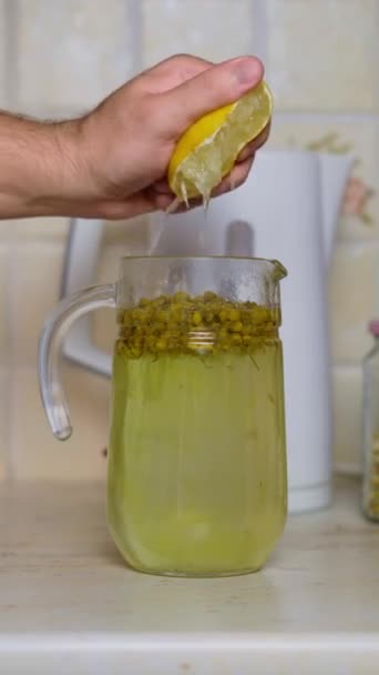 Chamomile Tea Making Jug Squeeze Lemon Juice Chamomile Tea High — Vídeos de Stock