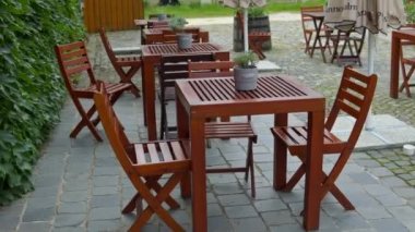 Plaj barı, kafe mobilyası, modern koyu turuncu ahşap tasarım. Yüksek kalite 4k görüntü