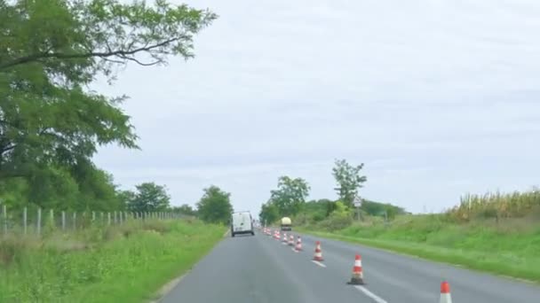 Daki Barikatta Arabayla Yolda Giderken Yüksek Kalite Görüntü — Stok video