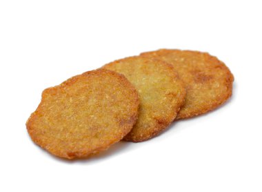 Beyaz arkaplanlı kızarmış patates dilimleri. Yüksek kalite fotoğraf