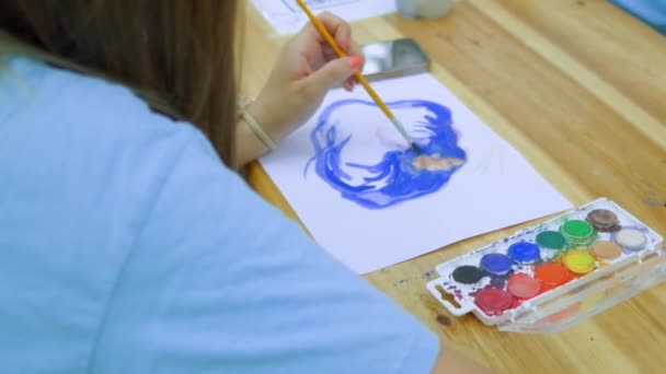 Fille Peinture Sur Papier Avec Aquarelle Ferme Images Haute Qualité — Video