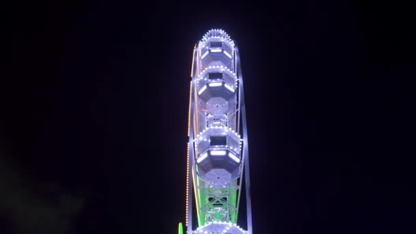 Beleuchtetes Riesenrad Das Sich Nachts Dreht Seitenansicht Schwarzer Isolierter Hintergrund — Stockvideo