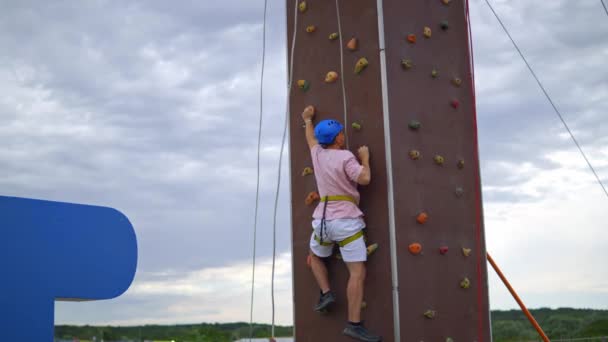 Hombre Joven Sube Por Una Pared Roca Artificial Aire Libre — Vídeos de Stock