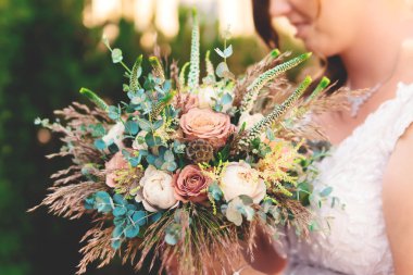 Gelin Ellerinde Güzel Düğün Buketi, Yakın plan. Yüksek kalite fotoğraf