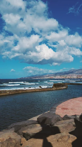 Tenerife 'de bulutları olan güzel ve boş bir sahil denizi. Yüksek kalite fotoğraf