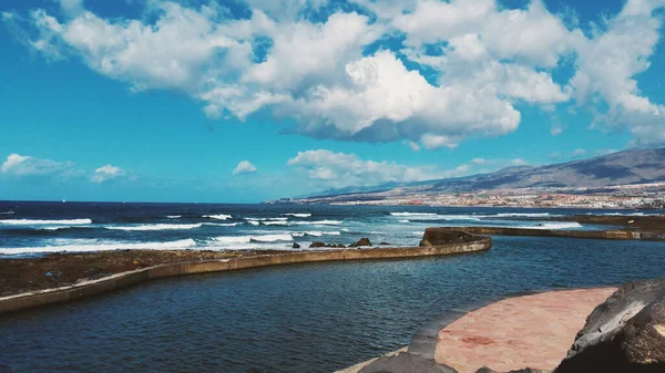 Tenerife 'de bulutları olan güzel ve boş bir sahil denizi. Yüksek kalite fotoğraf