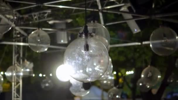 巨大的灯泡在黑暗中闪烁 高质量的4K镜头 — 图库视频影像