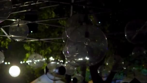 巨大な電球が暗闇の中で点滅しています 高品質4K映像 — ストック動画