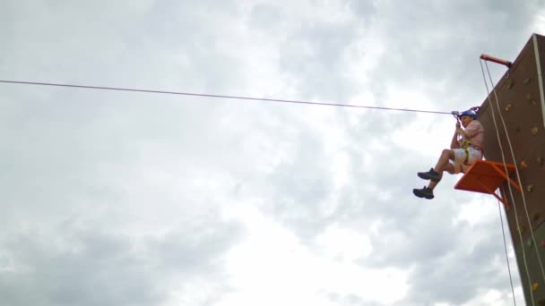 Young Man Using Zipline Adventure Cloudy Weather Upward View Imagini — Videoclip de stoc