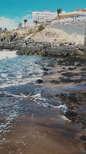 Tenerife 'deki Rocky Pebble Sahili Denizi, deniz dalgaları. Yüksek kalite fotoğraf