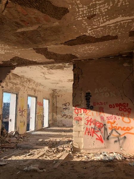 Eski terk edilmiş bir evin içinde, tozlu bir oda, çökmüş duvarlar. Yüksek kalite fotoğraf