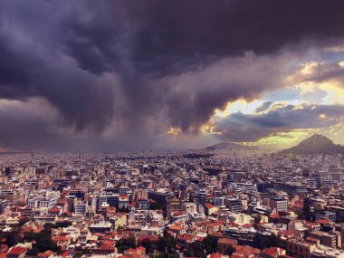 Şehrin üzerindeki fırtınadan sonra, Sunligh. Yüksek kalite fotoğraf