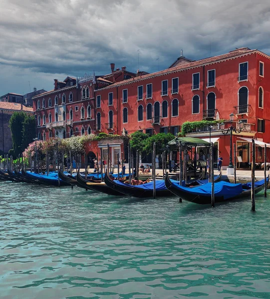 Gondolas Flotando Gran Canal Antes Tormenta Venecia Italia Foto Alta — Foto de Stock