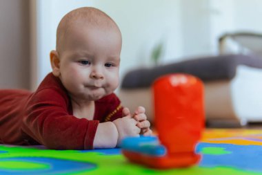 Bebek telefonunla oynayan şirin bir bebek. Yüksek kalite fotoğraf