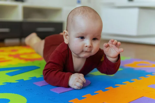 Yerde sürünen tatlı bir bebek. İlk kez. Yüksek kalite fotoğraf