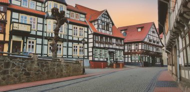 Avrupa 'nın eski kasabasının panoramik manzarası gün batımında güzel bir akşam ışığı altında. Yüksek kalite fotoğraf