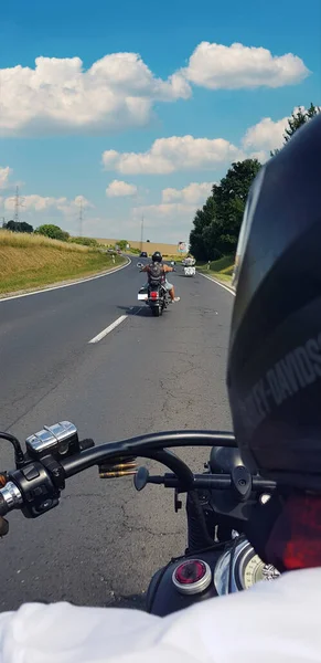 Schnappschuss Beim Motorradfahren Auf Der Straße Blauer Himmel Hochwertiges Foto — Stockfoto