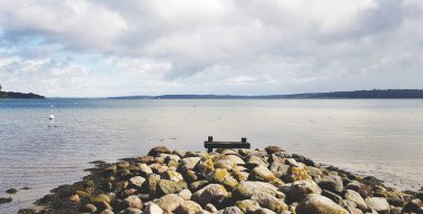 Atlantik Okyanusu 'ndaki Taş Ada manzarası. Kasvetli bir hava var. Yüksek kalite fotoğraf