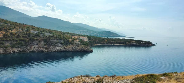 Güzel deniz manzarası, vadide kayalık bir plaj. Yüksek kalite fotoğraf