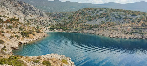 Güzel deniz manzarası, vadide kayalık bir plaj. Yüksek kalite fotoğraf