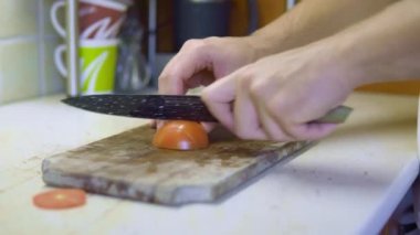 Salata için salatalık doğrama, şef hızlı elleri. Yüksek kalite 4k görüntü